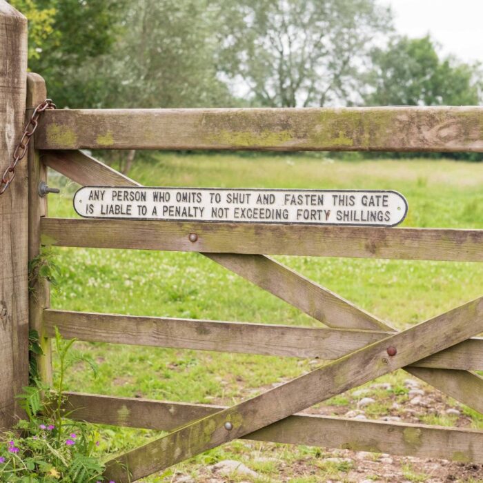 SIGN - OMIT TO SHUT GATE - Image 2