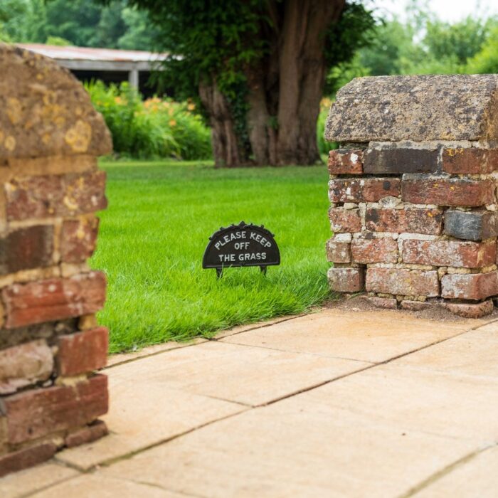 SIGN - KEEP OFF THE GRASS - Image 2